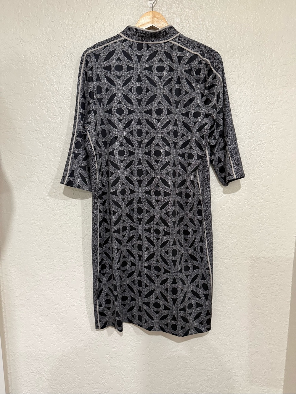 Gretchen Scott Jersey Mandarin Dress in the "Hooplah" print. Size Large Resort - Picture 2 of 8